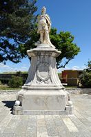 Le quartier de l’Esplanade de la ville de Corfou. La statue du général Schulenburg. Cliquer pour agrandir l'image.