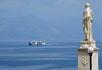 Le quartier de l’Esplanade de la ville de Corfou. La statue de Giovanni Capo d'Istria (auteur Adam Jones). Cliquer pour agrandir l'image.