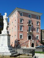 Le sud de la vieille ville de Corfou. L'ancienne Académie ionienne et la statue de Capo d'Istria (auteur Albtalkourtaki). Cliquer pour agrandir l'image.