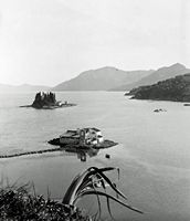 La presqu’île de Kanóni à Corfou. Les îlots de Vlacherna et de Pondikonissi vus depuis la presqu'île de Kanoni en 1910 (auteur Zichy). Cliquer pour agrandir l'image.