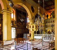 Le nord de la vieille ville de Corfou. L'intérieur de la cathédrale orthodoxe (auteur Maxim Ulitin). Cliquer pour agrandir l'image.