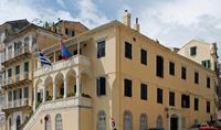 Le nord de la vieille ville de Corfou. Le bâtiment de la Corfu Reading Society (auteur Jean Housen). Cliquer pour agrandir l'image.