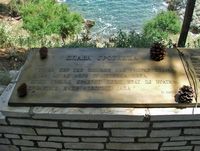 La ville de Corfou. Stèle commémorative aux soldats serbes sur l'île de Vido (auteur Igor Iric). Cliquer pour agrandir l'image.