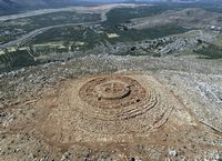 La ville d'Évangélismos en Crète. Ruines d'un bâtiment minoen découvert lors de la construction de l'aéroport de Kastelli (auteur Ministère de la Culture). Cliquer pour agrandir l'image.
