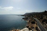 La ville de Gazi en Crète. La route nationale 90 vue depuis la forteresse de Paliokastro. Cliquer pour agrandir l'image.