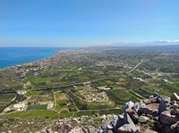 La ville de Gazi en Crète. Vue de l'ouest (auteur Dkoukoul). Cliquer pour agrandir l'image.