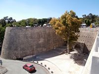 Les fortifications d’Héraklion en Crète. Orillon et gorge du bastion de Vitturi et Porte Saint-Georges (auteur C. Messier). Cliquer pour agrandir l'image.