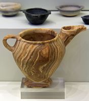 Le Musée archéologique d’Héraklion en Crète. Vaisselle de pierre du site de Mochlos (auteur ZDE). Cliquer pour agrandir l'image.