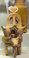 Le Musée archéologique d’Héraklion en Crète. Figurine votive de char du site de Karfi (auteur ZDE). Cliquer pour agrandir l'image.