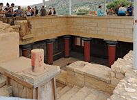 Le palais de Cnossos à Héraklion en Crète. Le vestibule des colonnades des appartements royaux. Cliquer pour agrandir l'image.
