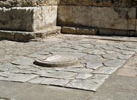 Le palais de Cnossos à Héraklion en Crète. Le porche de l'ouest (auteur Yqqy). Cliquer pour agrandir l'image.