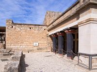 Le palais de Cnossos à Héraklion en Crète. La salle des haches bipennes (auteur C. Messier). Cliquer pour agrandir l'image.