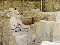 Le palais de Cnossos à Héraklion en Crète. Le magasin des jarres à médaillons (auteur Olaf Tausch). Cliquer pour agrandir l'image.