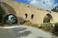 La ville d’Héraklion en Crète. Le pont-aqueduc de Spilia au-dessus des gorges de Sainte-Irène. Cliquer pour agrandir l'image.
