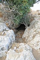 La ville d’Héraklion en Crète. Entrée de la grotte d'Ilithyie à Amnissos. Cliquer pour agrandir l'image.