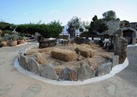 La ville d’Hersonissos en Crète. Aire de battage de l'écomusée Lychnostatis. Cliquer pour agrandir l'image.