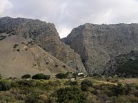La côte nord de la commune d’Iérapétra en Crète. La sortie des gorges de Cha près de Pachia Ammos (auteur C. Messier). Cliquer pour agrandir l'image.