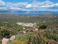 La côte nord de la commune d’Iérapétra en Crète. Le village de Kavoussi vu depuis la montagne (auteur Norbert Utz). Cliquer pour agrandir l'image.