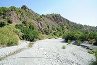 La côte sud de la commune d’Iérapétra en Crète. Le lit du fleuve Kryos après les gorges de Sarakina. Cliquer pour agrandir l'image.