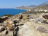 La côte sud de la commune d’Iérapétra en Crète. Le site archéologique de Fournou Koryfi (auteur Olaf Tausch). Cliquer pour agrandir l'image.