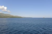 La ville de Kassiopi sur l’île de Corfou. L'îlot de Péristérès et son phare. Cliquer pour agrandir l'image.