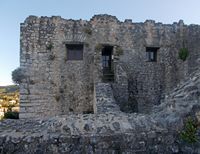 La ville de Kassiopi sur l’île de Corfou. Tour de l'entrée du château (auteur Dr K.). Cliquer pour agrandir l'image.