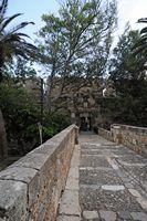 El castillo Neratzia de Kos - el puente y la entrada del recinto exterior. Haga clic para ampliar la imagen.