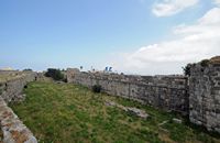Het kasteel Neratzia van Kos - het bastion van Aubusson en de westelijke hoge muur van de binnenlandse ruimte. Klikken om het beeld te vergroten.