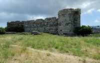 Het kasteel Neratzia van Kos - de noordelijke hoge muur van de binnenlandse ruimte. Klikken om het beeld te vergroten.