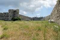 Le château Neratzia de Kos. La tour nord-ouest et le fossé ouest de l'enceinte intérieure. Cliquer pour agrandir l'image.