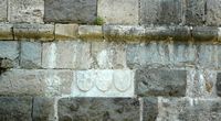 El castillo Neratzia de Kos - el escudo de Lastic sobre la pared occidental del recinto interior. Haga clic para ampliar la imagen.