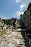 Het kasteel Neratzia van Kos - de trap van toegang tot de hoge muur is van de buitenlandse ruimte. Klikken om het beeld te vergroten.