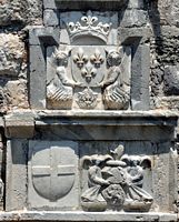 O castelo Neratzia de Kos - o escudo da França sobre a torre sueste. Clicar para ampliar a imagem.