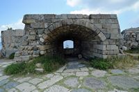 O castelo Neratzia de Kos - Vão de canhão sobre o muralha do norte do recinto externo. Clicar para ampliar a imagem.