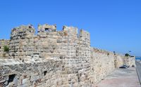 Le château Neratzia de Kos. La tour sud-est intégrée à l'enceinte extérieure. Cliquer pour agrandir l'image.