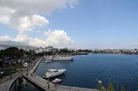La ville de Kos sur l’île de Kos. Le port de Mandraki vu depuis le bastion Carretto. Cliquer pour agrandir l'image.