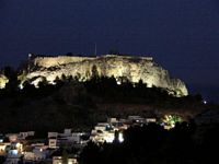La acrópolis de Lindos en Rodas, de noche. Haga clic para ampliar la imagen.