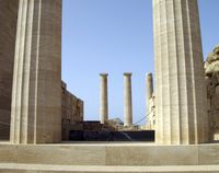 Ruïnes van de tempel van Athéna Lindia aan Lindos in Rhodos. Klikken om het beeld te vergroten.