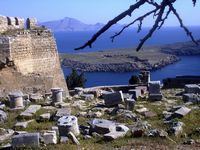 Ruines du temple de Dioclétien de l'acropole de Lindos à Rhodes. Cliquer pour agrandir l'image.
