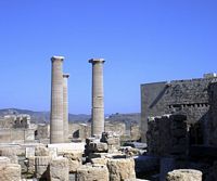 Zuidelijke vleugel van het portaal van de acropolis van Lindos in Rhodos. Klikken om het beeld te vergroten.