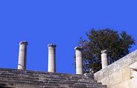 Escalier menant au grand portique de l'acropole de Lindos à Rhodes. Cliquer pour agrandir l'image.