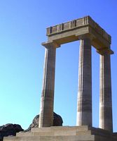 Ala septentrional del pórtico del templo de Athéna de la acrópolis de Lindos en Rodas. Haga clic para ampliar la imagen.