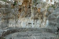 Exèdre van de acropolis van Lindos in Rhodos. Klikken om het beeld te vergroten.