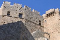 Remparts du château des chevaliers de Saint-Jean à Lindos à Rhodes. Cliquer pour agrandir l'image.