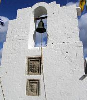 Kirchturm der Heilige Maria-Kirche an Lindos in Rhodos. Klicken, um das Bild zu vergrößern.