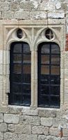 Ventana del castillo de Lindos en Rodas, con armas de Aubusson. Haga clic para ampliar la imagen.