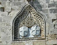 Scudo di Pierre di Aubusson sulla fortezza di Lindos a Rodi. Clicca per ingrandire l'immagine.