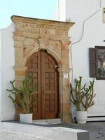 Porte typique de la vieille ville de Lindos à Rhodes. Cliquer pour agrandir l'image.