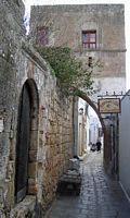 Callejuela de la vieja ciudad de Lindos en Rodas. Haga clic para ampliar la imagen.
