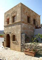 Huis van kapitein in de oude stad Lindos in Rhodos. Klikken om het beeld te vergroten.